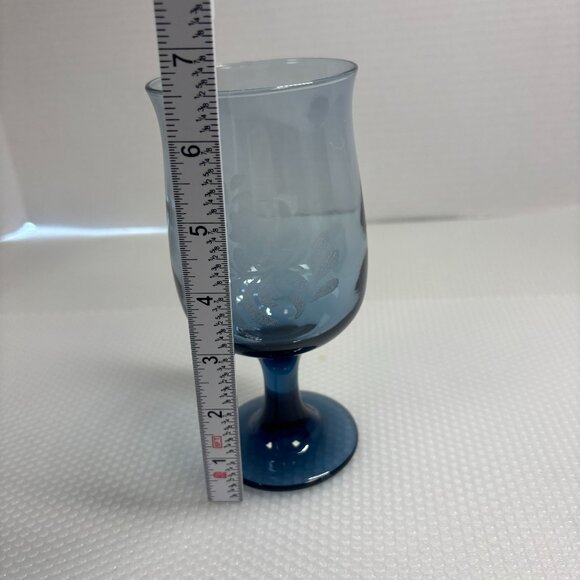 Pfaltzgraff Yorktowne Stemmed Blue Goblets Wine Etched Pattern Glasses Set Of 2 - Picture 5 of 5